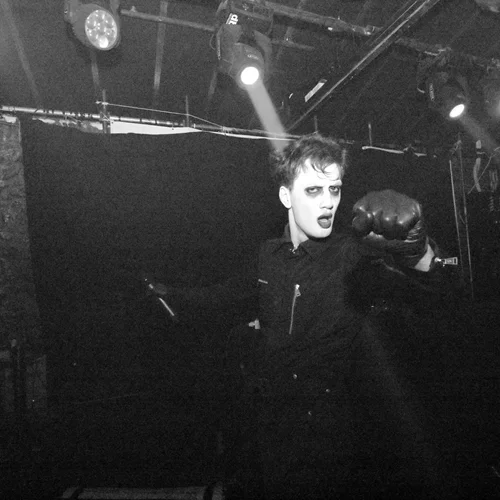 Eddie Dark: "Βρίσκω τους στίχους μου πάνω στην ηχογράφηση"