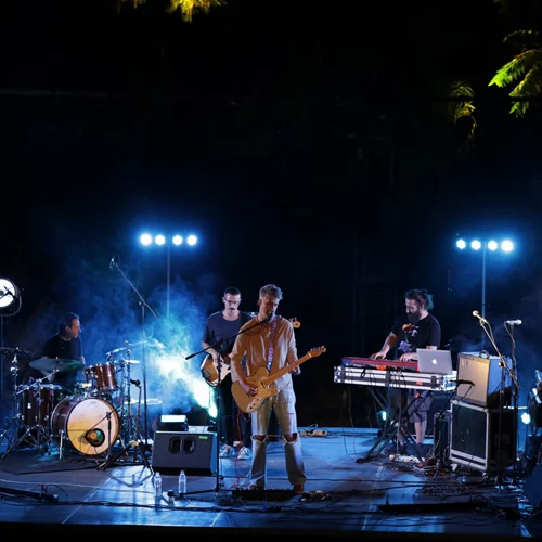 Oι Dance with Invisible Partners ζωντανά στη σκηνή του Death Disco