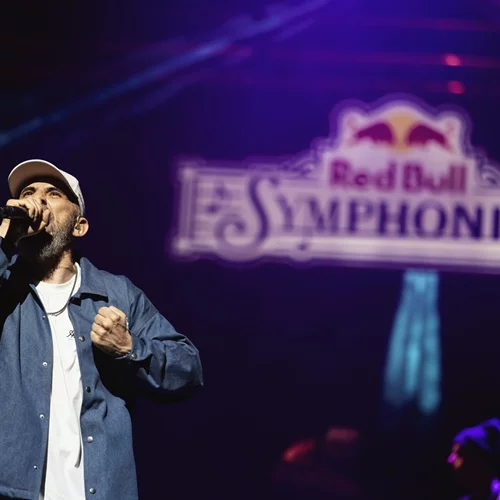 Ο 12ος Πίθηκος πήγε Μέγαρο –και αποθεώθηκε για τη συνεργασία του με την Ορχήστρα Σύγχρονης Μουσικής της ΕΡΤ