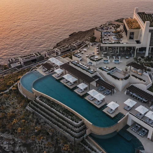 Το ξενοδοχείο-προορισμός στη Τζιά που αποθεώνει το Condé Nast Traveler