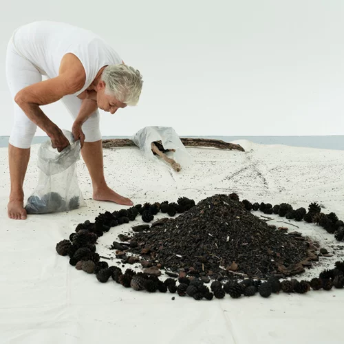 Φωτιά και νερό συναντιούνται στο έργο της Ελένης Μυλωνά