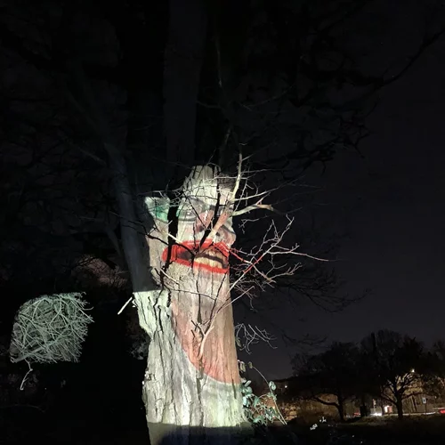 "People on trees": Ο Φίλιππος Τσιτσόπουλος εμπλέκει το σαιξπηρικό δράμα με την οικολογική καταστροφή