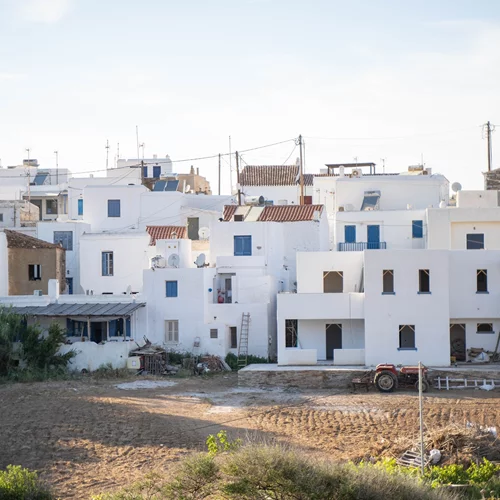 Thermia Project 2024: Η Κύθνος βρίσκεται ξανά δίπλα στους νέους εικαστικούς με την έκθεση "Traces on Soil"