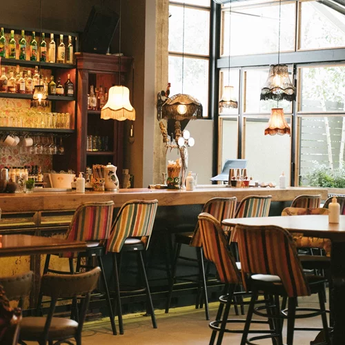 Στάση Μετρό Χαλάνδρι: Τα χίλια χρώματα του παγωνιού στο "Mr. Peacock"