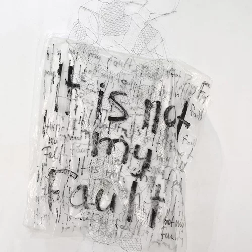 "It’s not my fault": Ο Γιώργος Θεοδώρου αμφισβητεί το status quo και συνθέτει θραύσματα από αστικά συντρίμμια