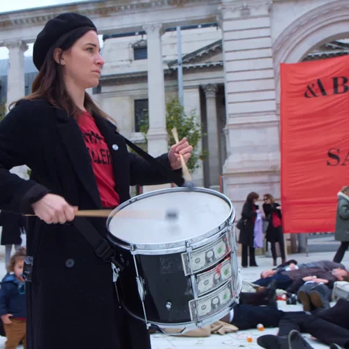 Όλη η Ομορφιά και η Αιματοχυσία