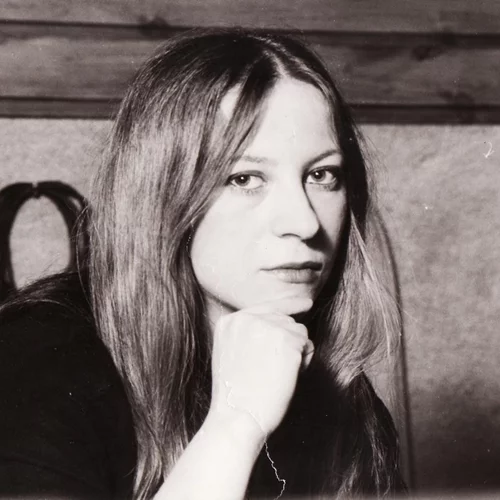 Η Λένα Πλάτωνος σε μία συναυλία εφ' όλης της ύλης στον Κήπο του Μεγάρου