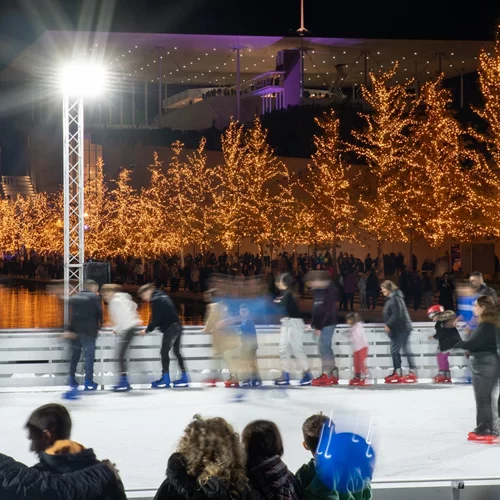 Τα παγοδρόμια που έχουν στηθεί στην Αθήνα γι' αυτές τις γιορτές