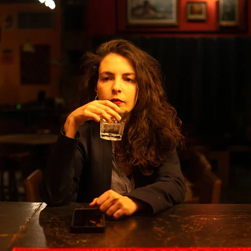 "Δε μιλένιαλς": Νέες φωτογραφίες από την παράσταση της Χρύσας Κολοκούρη