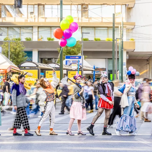 "Κάτι διαφορετικό 2": Η θεατρική ομάδα C for Circus γιορτάζει πανηγυρικά τα δέκα χρόνια της από την πρώτη παράσταση στην Αθήνα!