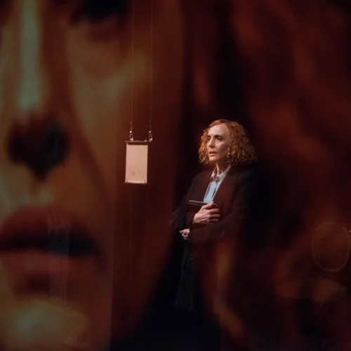 Η Λούλα Αναγνωστάκη εμπνέει μια multimedia παράσταση: Δείτε τις νέες φωτογραφίες