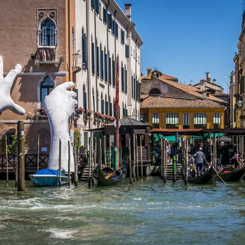 60η Μπιενάλε Βενετίας: Οι καλλιτέχνες που θα συμμετέχουν στη φετινή διεθνή έκθεση