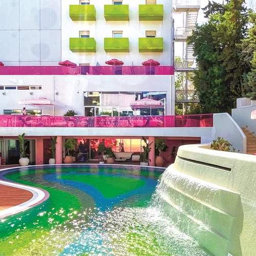 "Semiramis": Δροσιστικές βουτιές σε ανανεωμένο σκηνικό!