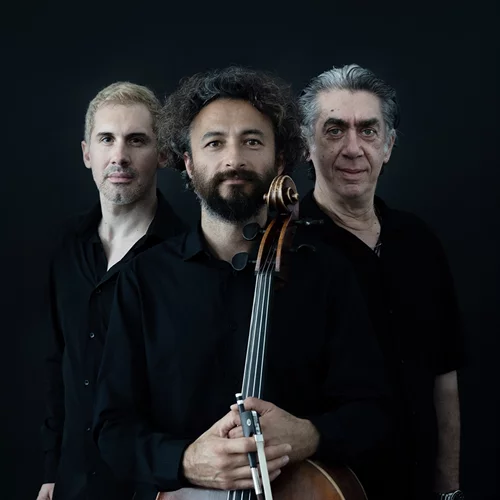 Λουκής Λάρας: Η συγκλονιστική ιστορία της Σφαγής της Χίου σε μια μουσική αφήγηση στο Θέατρο Ολύμπια