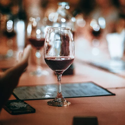 Ρώγα: Το πιο μικρό wine bar της χώρας άνοιξε στην Σύρο