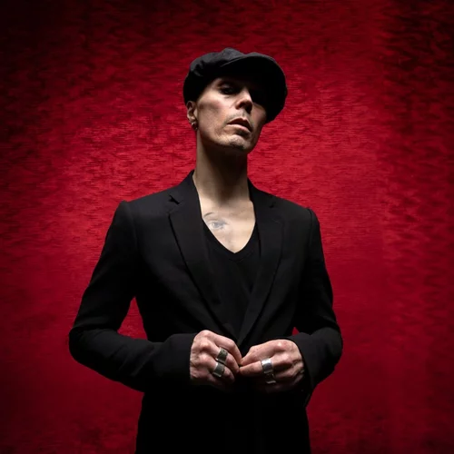 Ο VV για μια "neon noir" βραδιά στο "Fuzz"