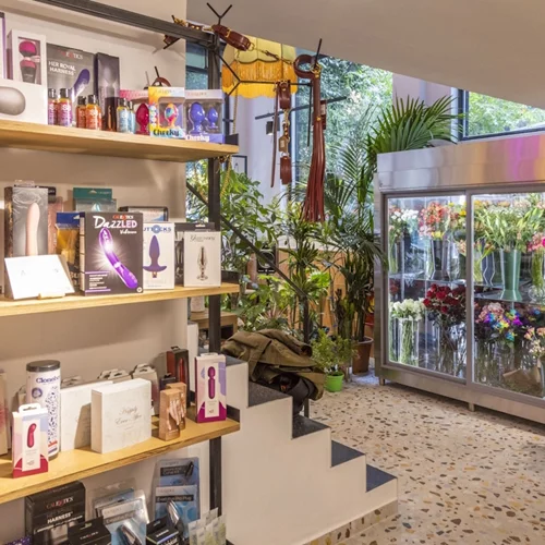 Αξεσουάρ και αναρχία: Για τα Εξάρχεια και το "Polyamorous"