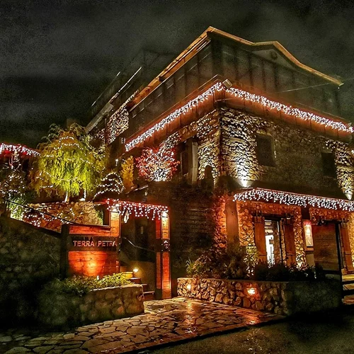 Γιορτάζοντας στον ατμοσφαιρικό πολυχώρο του "Terra Petra" με θέα όλη την Αθήνα