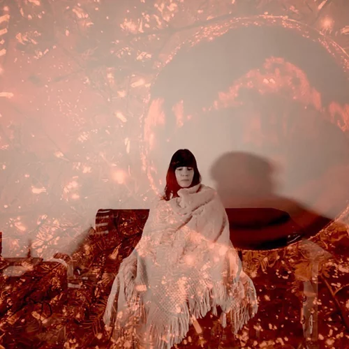 "Το Κορίτσι με τα σπίρτα": Η Violet Louise μάς μεταφέρει στην Αθήνα του σήμερα μέσα από το παραμύθι του Χανς Κρίστιαν Άντερσεν