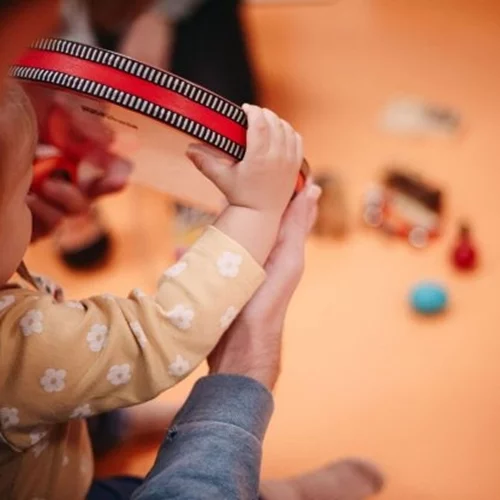 "Μια αγκαλιά να ακούει": Βιωματικό εργαστήριο για εγκύους, μητέρες, φροντιστές και βρέφη 0-18 μηνών