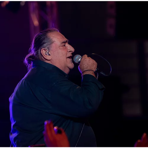 Βασίλης Καρράς: Λιτός, απλός και (βαριά) λαϊκός, ξεσήκωσε εύκολα το "Βεάκειο"