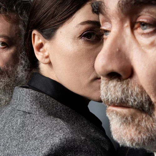 Πρώτες φωτογραφίες από την "Αντιγόνη" του Ανούιγ με την υπογραφή της Μαρίας Πρωτόπαππα στο Υπόγειο του Θεάτρου Τέχνης