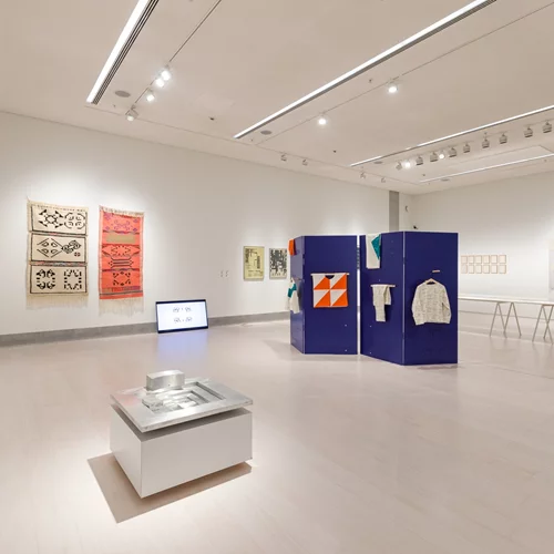 Η έκθεση "Συμβιωτικά" συμβιώνει αρμονικά και χωρίς εκπλήξεις με το Εθνικό Μουσείο Σύγχρονης Τέχνης