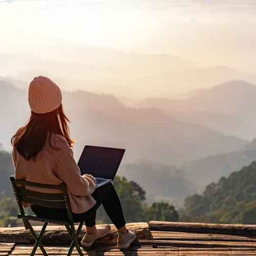 Βουδαπέστη: Κορυφαίος προορισμός workation παγκοσμίως σύμφωνα με έρευνα της IWG - σε ποιά θέση είναι η Αθήνα για τους digital nomads