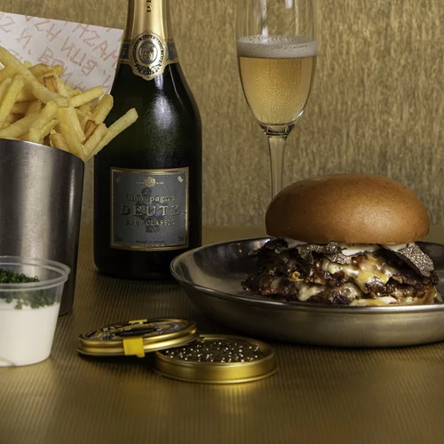 Ένα burger με φουά γκρα και ένα με φρέσκια τρούφα σε περιμένουν στο Smash ‘n Bun