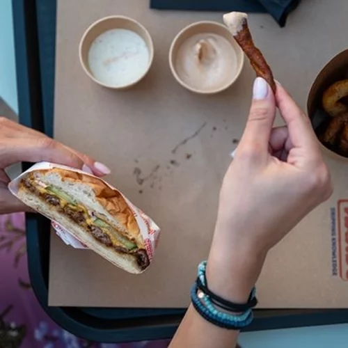 Αυτό είναι το μάλλον πιο νόστιμο νηστίσιμο smash burger της Αθήνας