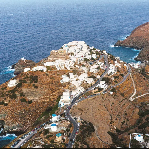 Το εθιστικό slow living της Σίφνου: Από την τοπική κουζίνα στις παραλίες και τις πεζοπορίες