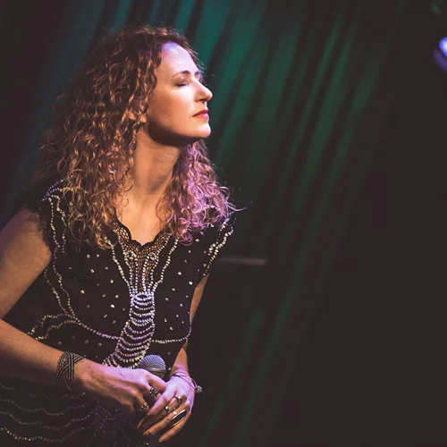 Η Μιράντα Βερούλη μας παρασύρει στον ρυθμό του Καρναβαλιού