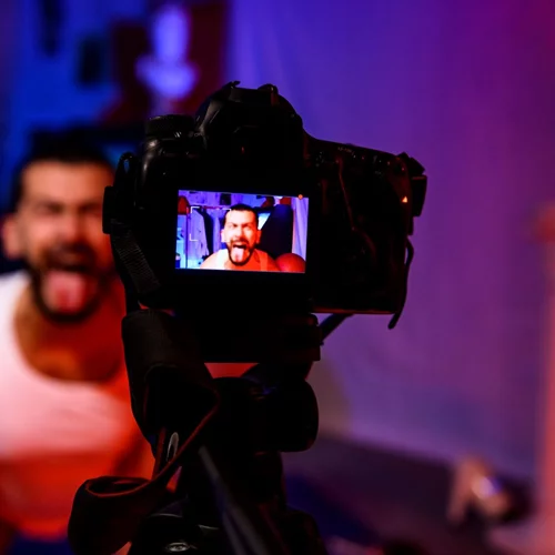 "F-X": Η μοναξιά μέσα από την κουλτούρα του Instagram στο θεατρικό του Νίκου Νικολαΐδη