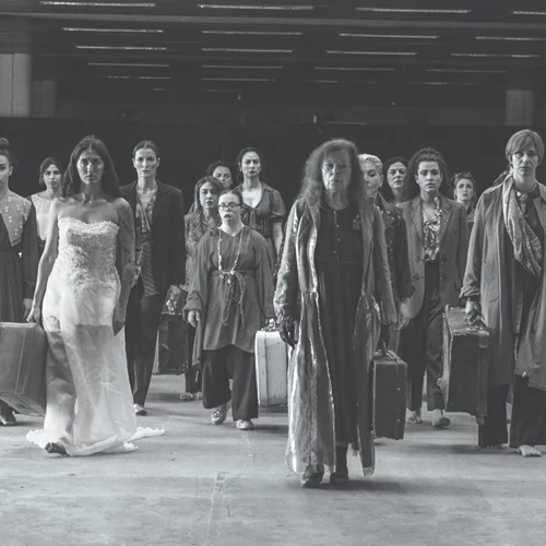 "Τρωάδες": Η σπουδαία αντιπολεμική τραγωδία στην Επίδαυρο από το ΚΘΒΕ