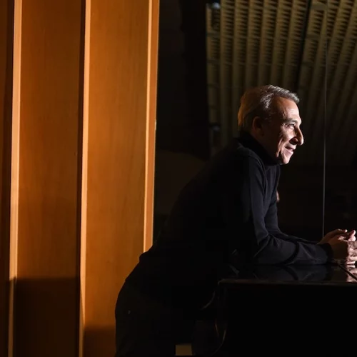 Μίνως Μάτσας: "Η μουσική μπορεί να ομορφύνει τον κόσμο, μα όχι να τον αλλάξει"