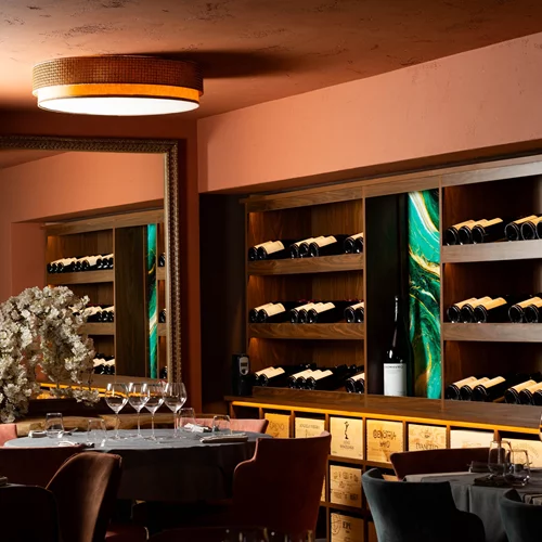 Λένε πως στο Πασαλιμάνι θα βρεις μια γωνιά όπου το κρασί και η ιταλική κουζίνα γίνονται εμπειρία