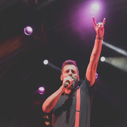 Αύγουστος στην αυλή της Μαργιώρας στην Κύθνο με μουσικά events, dj sets και stand-up βραδιές