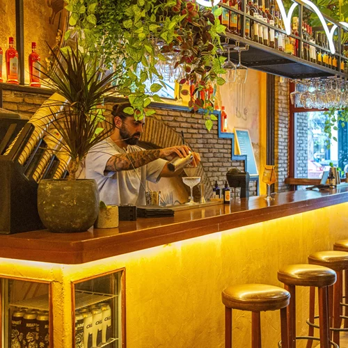 Ohana Spritz Bar: Όταν μία από τις πιο παλιές κάβες της πόλης ανοίγει και μπαρ