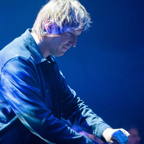 Ήχοι από κονσόλες και έγχορδα, "συγκρούονται" σε μια αναπάντεχη μουσική συνύπαρξη