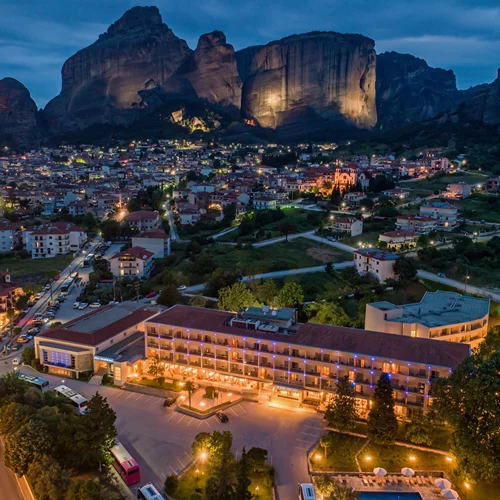 Divani Meteora Hotel: Πολυτέλεια στη σκιά των βράχων
