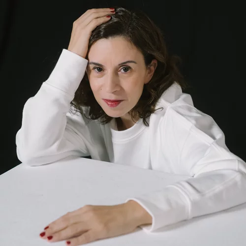 Η Σοφία Μαραθάκη γράφει για το έργο με "Με νύχια και με δόντια"