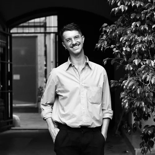 O Βιντσέντζο Λατρόνικο συζητά όσα προβληματίζουν τους Millennials