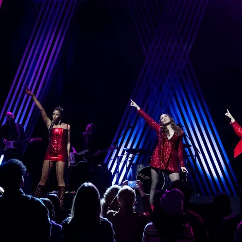 "GIRLS5EVA": To αυτοσαρκαστικό feelgood διαμάντι του Netflix