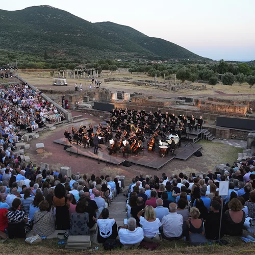 Παρακολουθήσαμε τη Νόρμα του Μπελλίνι να ζωντανεύει τελετουργικά το αρχαίο θέατρο της Μεσσήνης