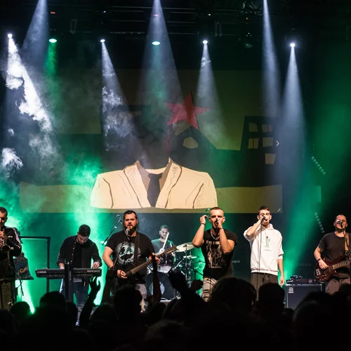 Κοινοί Θνητοί: Η ιδιοσυγκρασιακή μπάντα έρχεται από την Εύβοια στο Θέατρο Βράχων