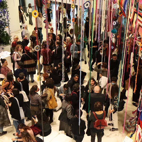 Τι κάνει όλος αυτός ο κόσμος Σάββατο στο Εθνικό Μουσείο Σύγχρονης Τέχνης;