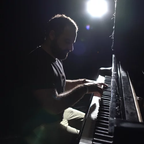 Ο DarkMatters υπογράφει ένα ξεχωριστό μουσικό ταξίδι από το σκοτάδι στο φως