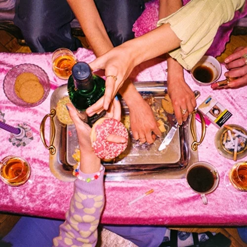 Πίνουμε την Κυριακή "on the rocks" στο θέατρο "Φούρνος"