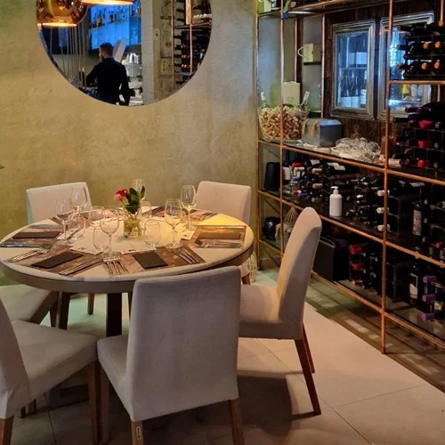 Video walkthrough: Η Ναταλία Δραγούμη στο φινετσάτο "Μ8" του Κολωνακίου για δημιουργική κουζίνα με twist