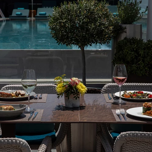 Εδώ απολαμβάνεις την καλύτερη μητροπολιτική θέα της Αθήνας αλλά αυτό δεν είναι το μεγαλύτερο ατού του